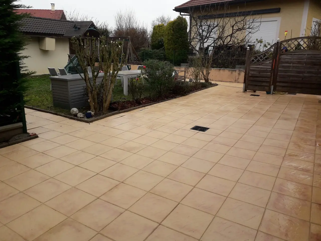 Terrasse carrelée remise au propre sur toute sa surface.